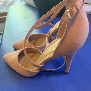 Light pint pointed toe heels with cross straps